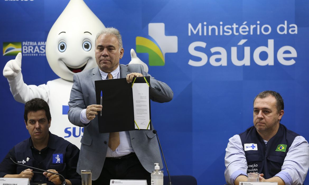 Mesmo com o fim da emergência sanitária anunciado pelo ministro Marcelo Queiroga, passaporte sanitário e outras medidas excessivas seguem contra não vacinados