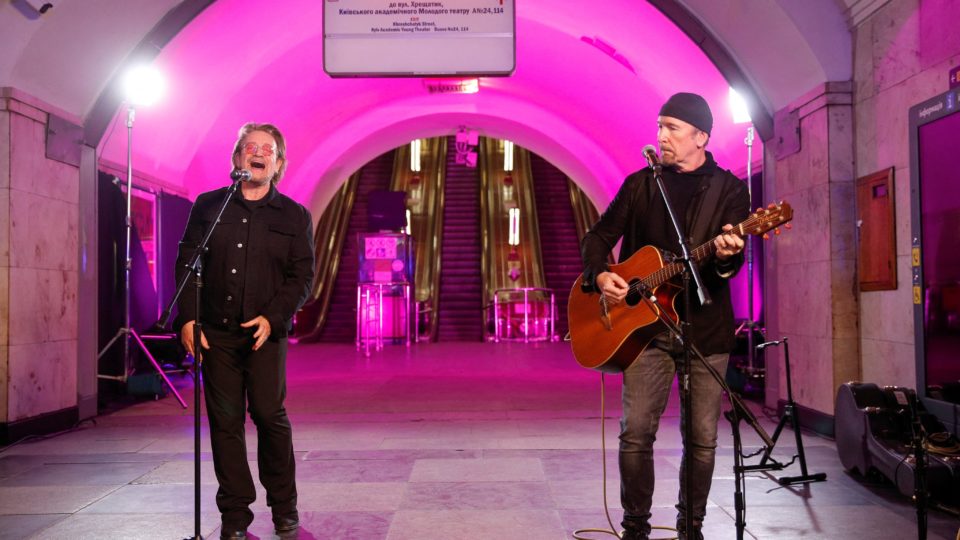 Bono Vox e The Edge fazem apresentação surpresa em estação de metrô em Kiev Bono Vox e The Edge, da banda U2, fazem show surpresa em uma estação de metrô em Kiev, na Ucrânia.