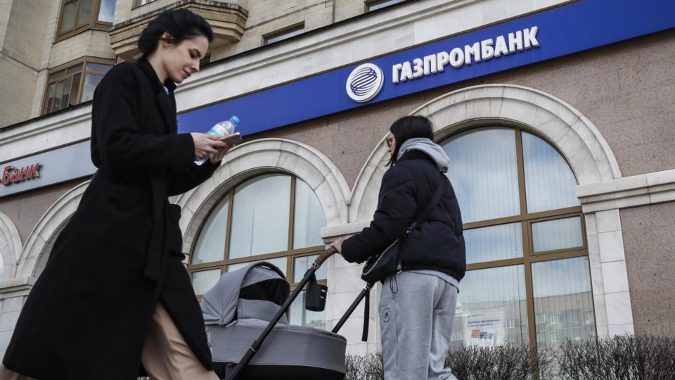 EUA anunciam novo pacote de sanções contra pessoas e instituições russas Diretores do Gazprombank, ligado à companhia energética Gazprom, estão entre os alvos das novas sanções americanas.