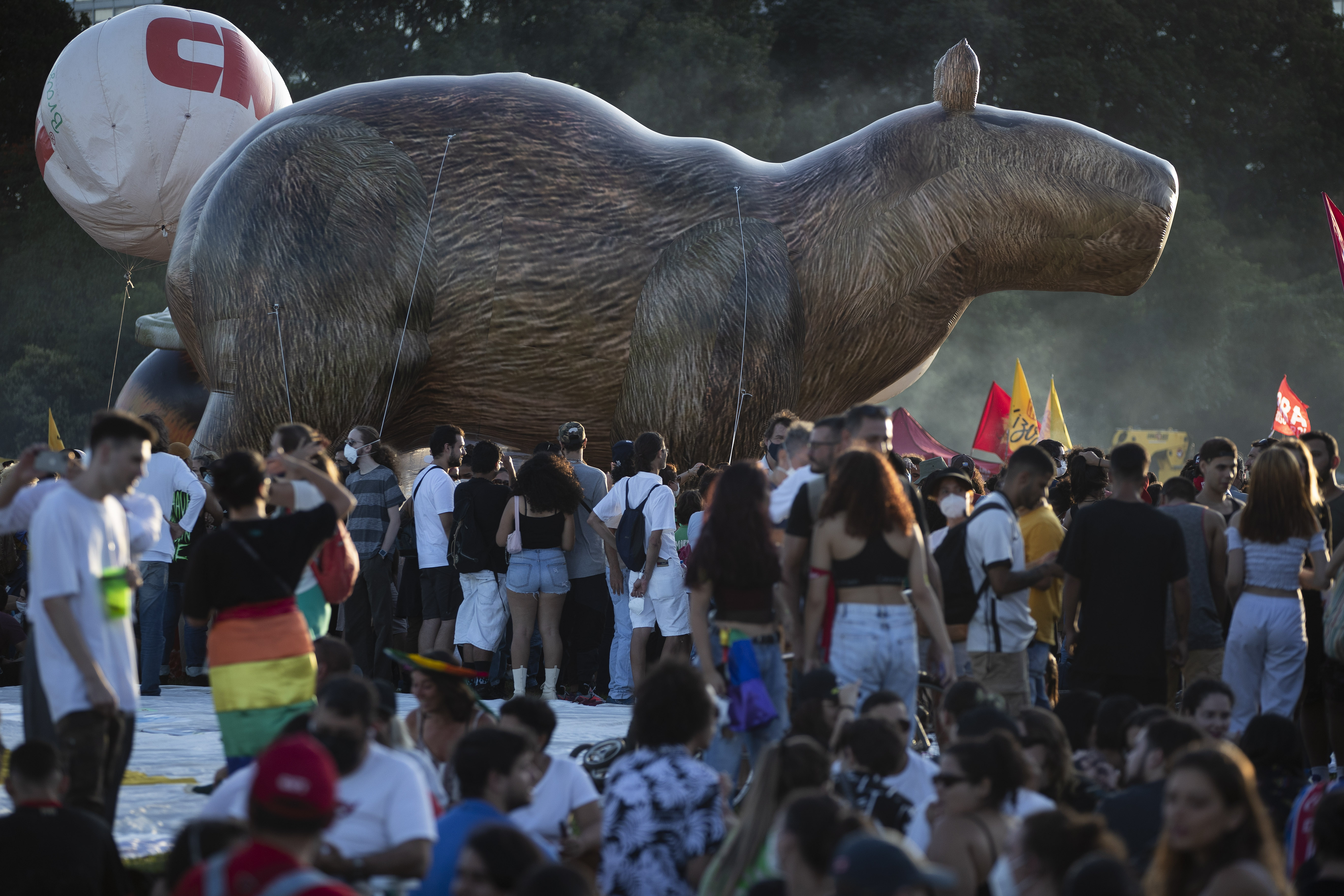 Capivara inflável em manifestação contra a política ambiental de Bolsonaro, em março de 2022, em Brasília.