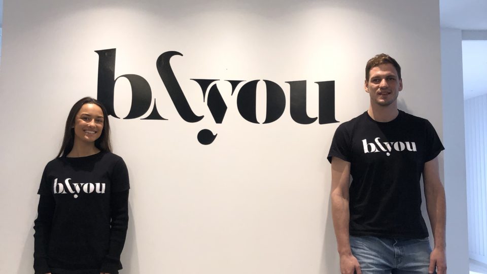 Serviços de beleza entram na era da digitalização Gabriela Garcia e Fabio Rigoni, fundadores da BNYOU, plataforma curitibana que oferece serviços delivery de beleza para homens e mulheres, está expandindo sua atuação no Brasil.