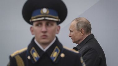 9 de maio: discurso de Putin e ataques intensos denotam que guerra está longe de acabar O presidente russo, Vladimir Putin, passa por um soldado durante o desfile do Dia da Vitória, em Moscou, nesta segunda-feira