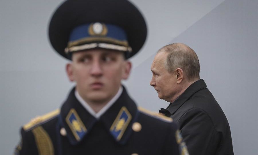 9 de maio: discurso de Putin e ataques intensos denotam que guerra está longe de acabar O presidente russo, Vladimir Putin, passa por um soldado durante o desfile do Dia da Vitória, em Moscou, nesta segunda-feira