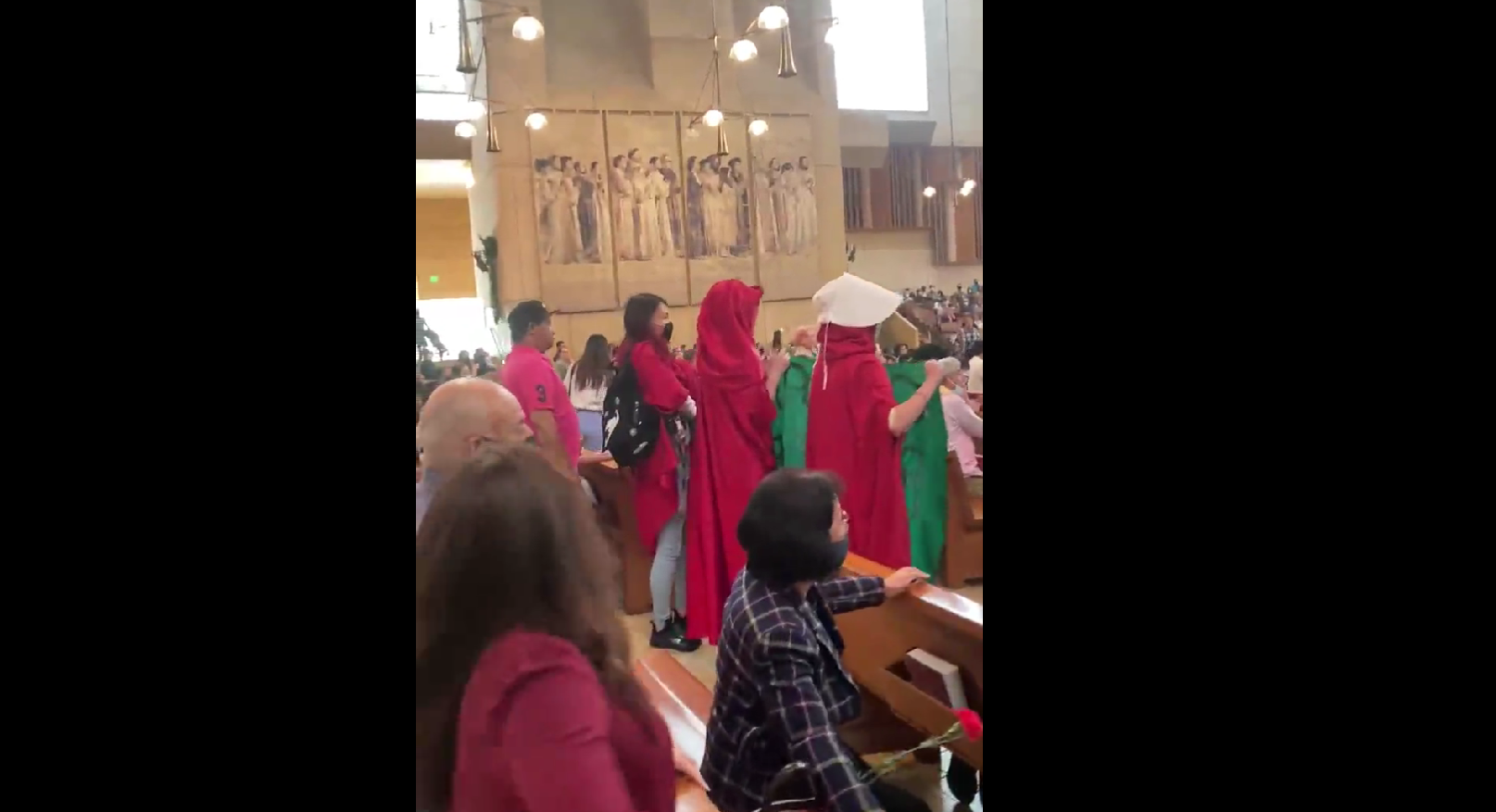 Manifestantes pró-aborto invadiram uma missa na manhã de domingo (8), na Catedral de Nossa Senhora dos Anjos, em Los Angeles, nos Estados Unidos, pouco antes do momento da Comunhão