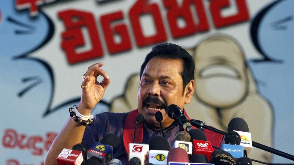 Primeiro-ministro do Sri Lanka renuncia após protestos em meio à crise econômica Mahinda Rajapaksa apresentou nesta segunda-feira (9) sua carta de renúncia ao seu irmão caçula, o presidente Gotabaya Rajapaksa