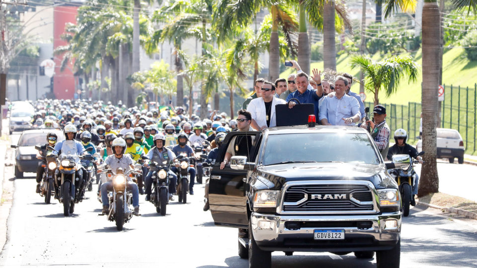 Bolsonaro intensifica viagens e gasta R$ 13,3 milhões com cartões em 12 meses Em clima de pré-campanha eleitoral, Bolsonaro desfila em carro aberto em Uberaba