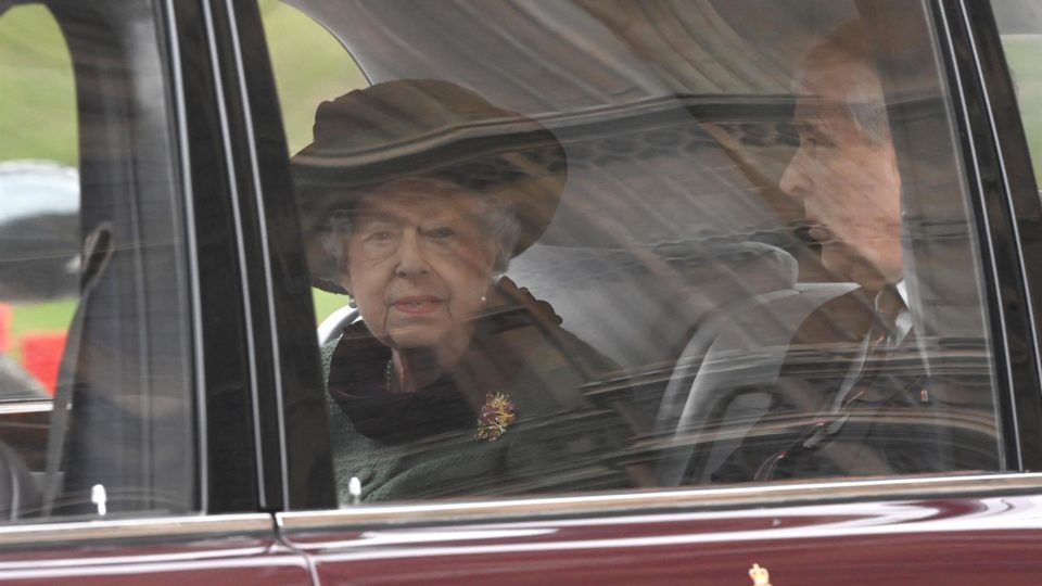 Palácio de Buckingham justificou que monarca vem enfrentando problemas de mobilidade; nas outras duas vezes em que deixou de participar da cerimônia, ela estava grávida