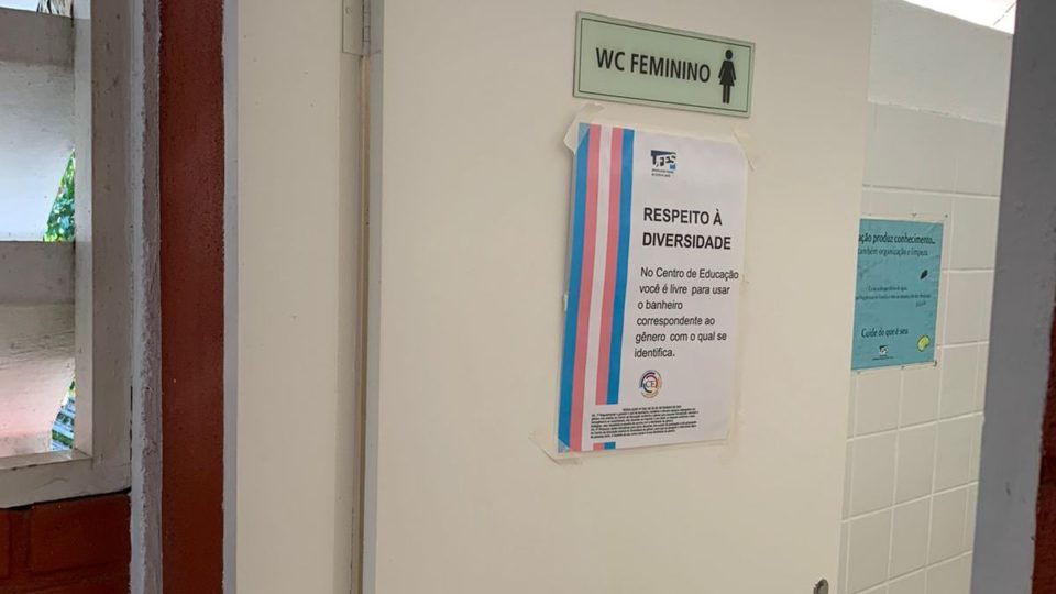 Prédio de universidade pública adota uso de banheiros por identificação de gênero Informativo em banheiro feminino do Centro de Educação da Ufes