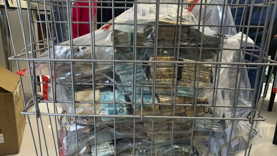Ação contra bingos no Rio de Janeiro apreende R$ 1,2 milhão na casa de delegada Dinheiro apreendido na casa de delegada da Polícia Civil acusada de ligação com máfia dos bingos