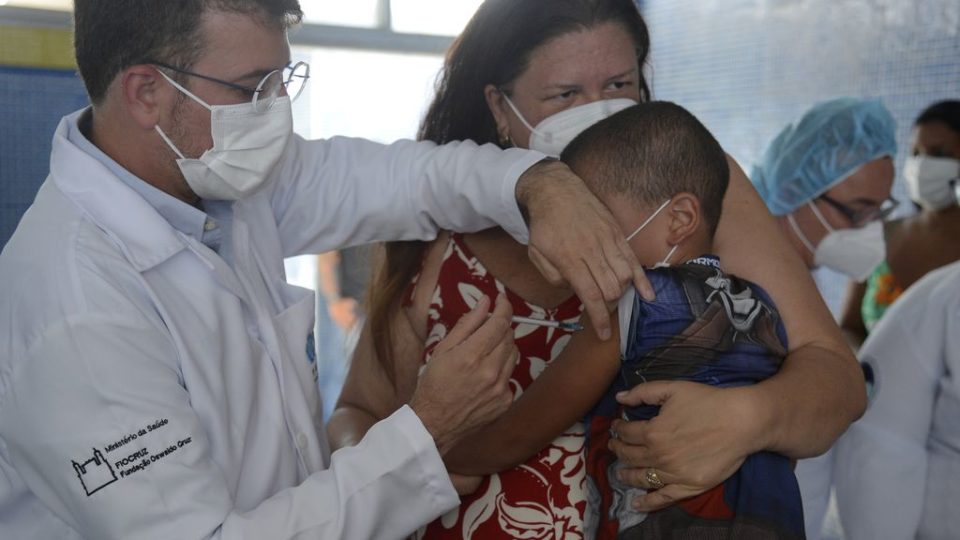 Relatório diz que nenhuma criança morreu por causa das vacinas para Covid-19 no Brasil. É verdade? O secretário municipal de Saúde do Rio, Daniel Soranz aplica a primeira dose da vacina contra Covid-19 em crianças, no Rio de Janeiro
