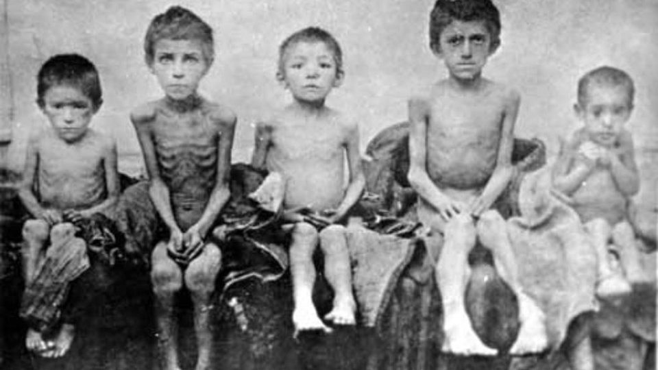 Flórida aprova o ensino obrigatório sobre crimes cometidos no comunismo Crianças durante a grande fome na Ucrânia, no início da década de 1930.