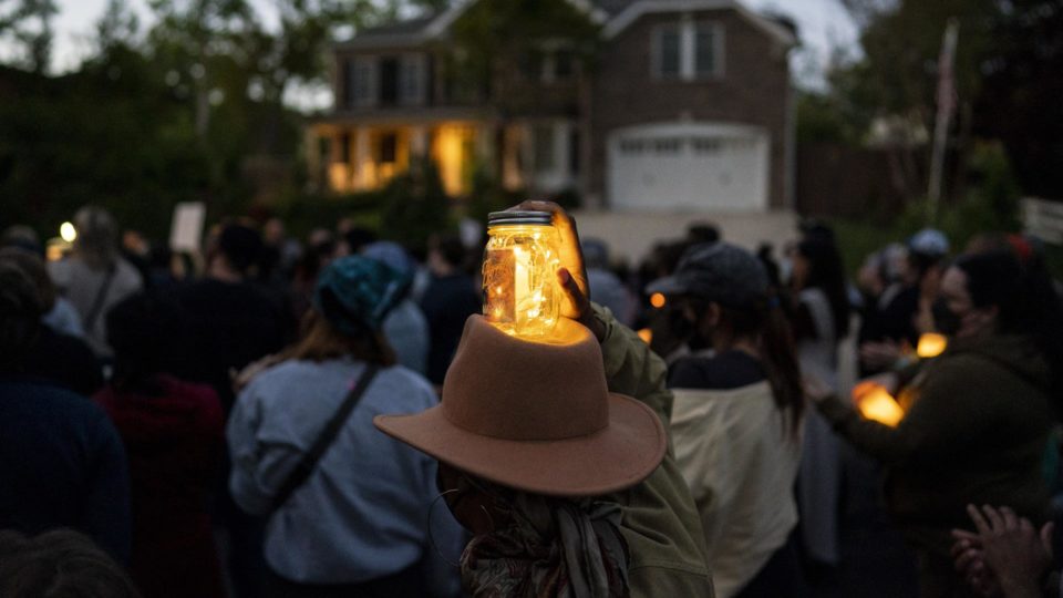 Manifestantes pró-aborto partem para a violência e intimidação nos EUA Ativistas favoráveis ao aborto em protesto em frente à casa do juiz Samuel Alito em Alexandria, no estado da Virgínia, na noite de segunda-feira