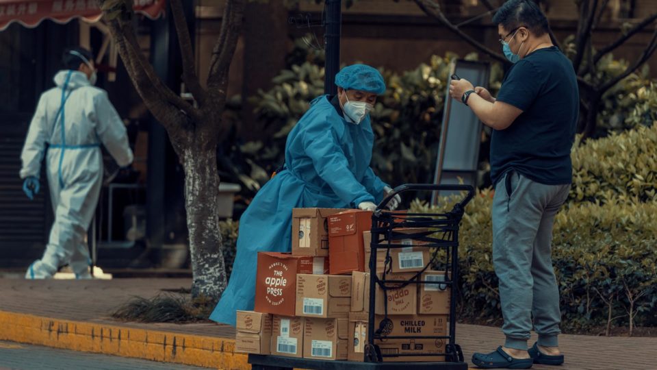 Voluntários entregam comida à população durante o lockdown de Covid-19 em Xangai, na China.