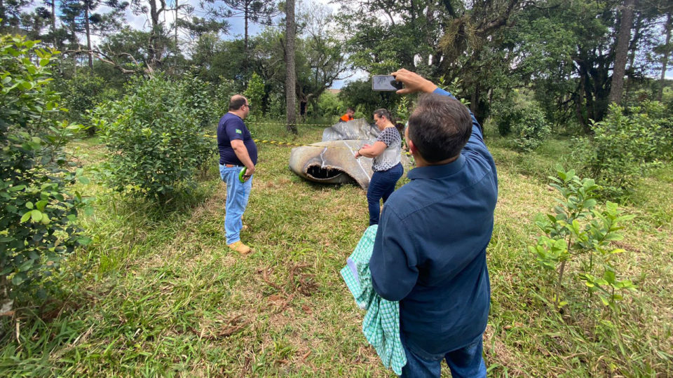 Possível pedaço de foguete ainda não foi retirado de sítio em São Mateus do Sul A Agência Espacial Brasileira segue estudando a origem do artefato caído na propriedade rural.