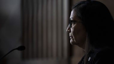 EUA admitem morte de centenas de crianças indígenas em internatos do governo A secretária do Interior, Deb Haaland, divulgou os primeiros resultados da investigação sobre internatos que funcionaram no país entre 1819 e 1969
