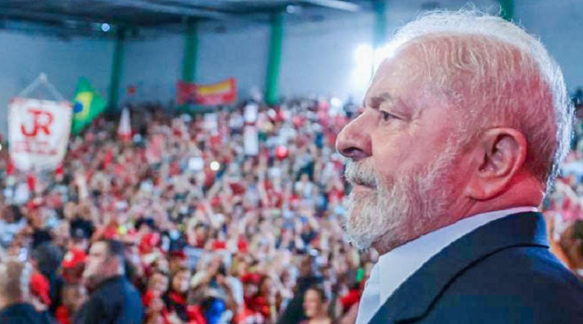 Lula diz para Bolsonaro parar de tentar privatizar estatais e fala em rever processos O ex-presidente Luiz Inácio Lula da Silva (PT) criticou as tentativas do presidente Jair Bolsonaro (PL) de privatizar as estatais.