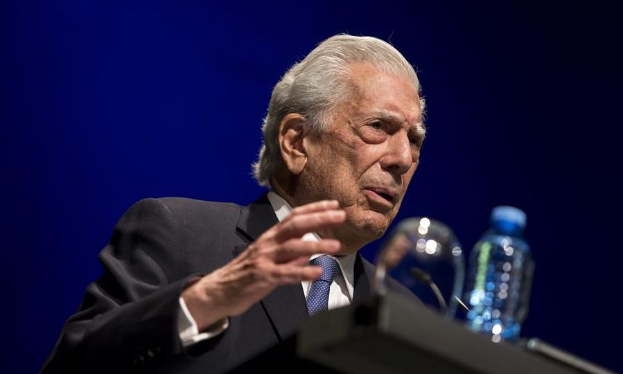 “Entre Bolsonaro e Lula, prefiro Bolsonaro”, afirma Vargas Llosa O escritor peruano e Prêmio Nobel de Literatura, Mario Vargas Llosa, durante a abertura do Primeiro Festival Literário de Escritores da América e Europa, em março de 2022.