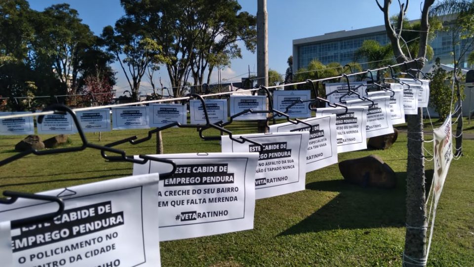 542 “cabides de emprego” pedem veto a criação de novos cargos comissionados Cada cabide representa um cargo que está sendo criado e indica uma obra ou política pública que poderia ser realizada com o recurso.