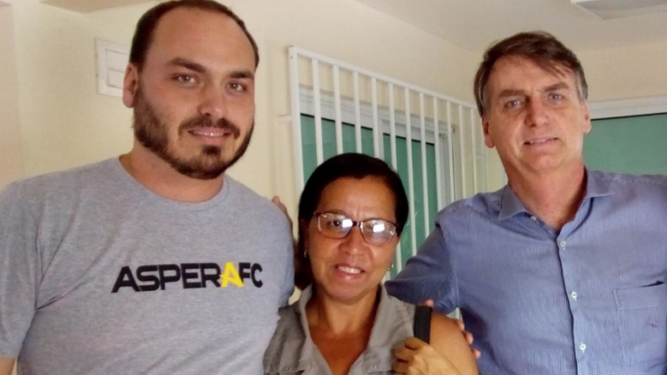 AGU assume defesa de Wal do Açaí, ex-funcionária de Bolsonaro Wal do Açaí entre Carlos e Bolsonaro.