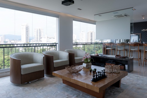 Ampla varanda conta com painel de vidro de projeção dupla face, para que quem está sentado na varanda também possa assistir ao que está sendo exibido da sala de estar. Ampla varanda conta com painel de vidro de projeção dupla face, para que quem está sentado na varanda também possa assistir ao que está sendo exibido da sala de estar.