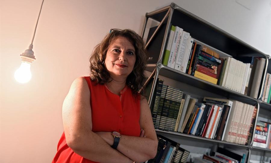 A historiadora María Elvira Roca Barea posa durante a apresentação de sua obra “Fracassologia. Espanha e suas elites: dos afrancesados aos nossos dias”, que ganhou o Prêmio Espasa 2019
