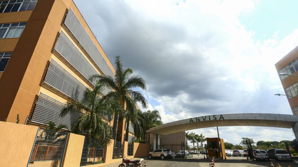 Anvisa prorroga regra para uso emergencial de vacinas e medicamentos por um ano Fachada do edifício sede da Agência Nacional de Vigilância Sanitária (Anvisa).