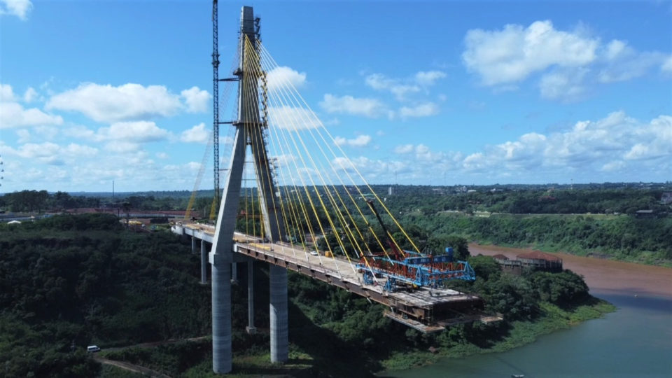 Nome de Jaime Lerner para nova ponte entre Brasil e Paraguai avança no Senado Estrutura terá 760 metros de comprimento e um vão-livre de 470 metros.