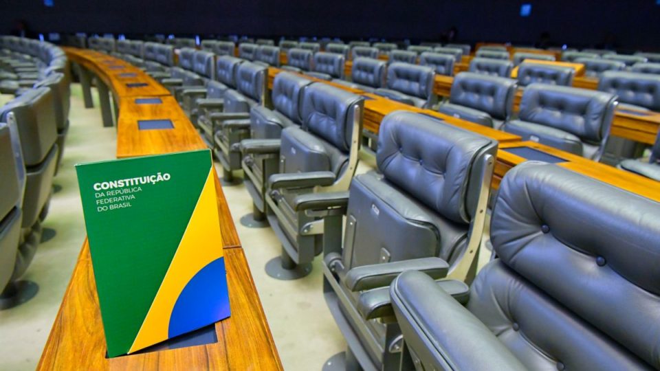 Constituição Federal em meio ao plenário do Congresso
