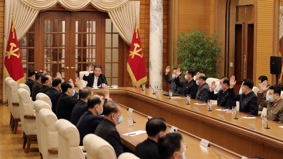 Coreia do Norte confirma primeiras mortes por Covid e diz já ter detectado 350 mil casos O ditador Kim Jong-un determinou lockdown em todo o país após anunciar na quinta-feira os primeiros casos