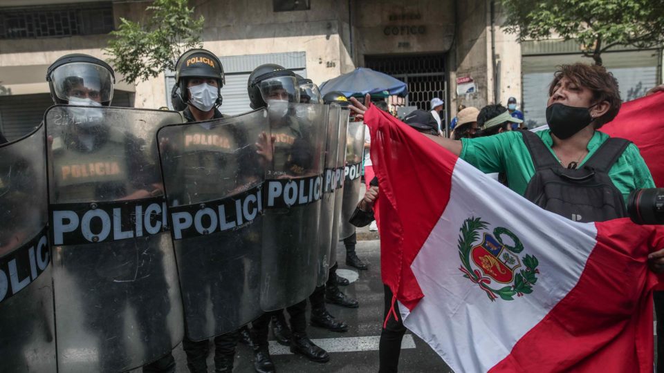Em protestos contra o aumento dos preços dos combustíveis, peruanos exigiram a saída do presidente Pedro Castillo