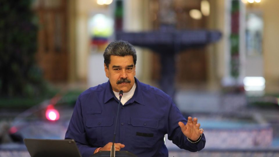 Alta do petróleo e sanções à Rússia dão sobrevida à ditadura venezuelana Ditador da Venezuela, Nicolás Maduro, durante declarações no Palácio de Miraflores, em Caracas