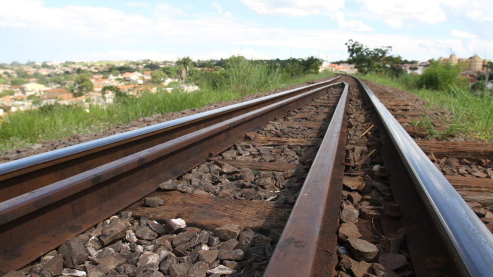 Fórum cria grupos de trabalho para viabilizar ferrovia de Paranaguá a Antofagasta TRILHOS DE TREM – LONDRINA – 16/12/13 – Trilhos de trem para estudo de mobilidade. foto: Gilberto Abelha / Agência de Notícias Gazeta do Povo