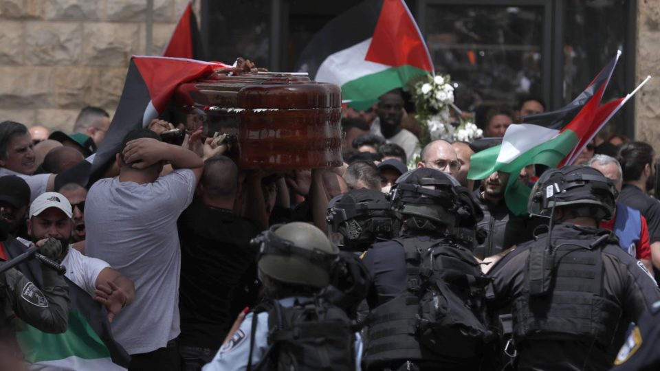 Estados Unidos condenam ação da polícia de Israel durante funeral de jornalista Policiais utilizaram cassetetes, bombas de efeito moral e gás lacrimogêneo contra pessoas que protestavam e carregavam o caixão durante a procissão funerária