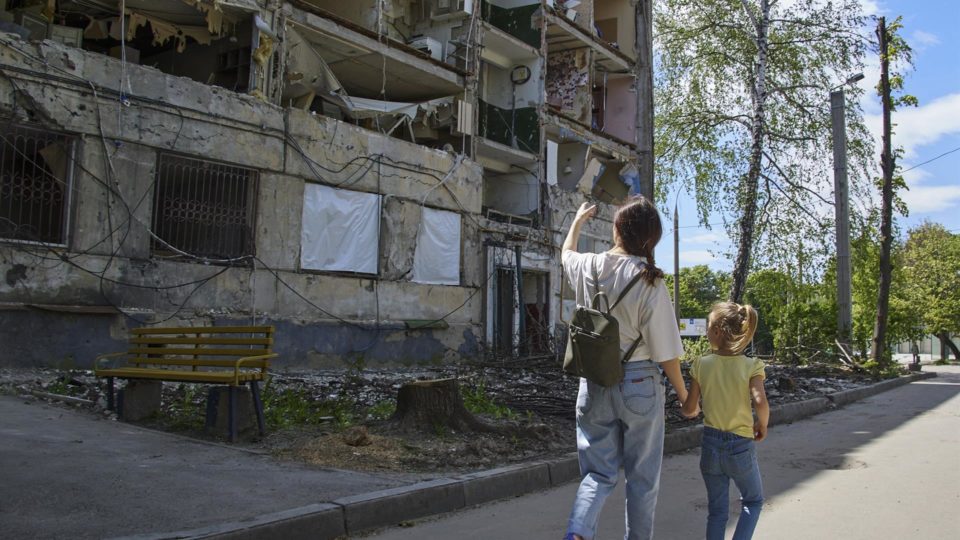 Chefe da inteligência militar da Ucrânia prevê término da guerra até o fim do ano Prédio residencial danificado durante um bombardeio em Kharkiv, Ucrânia