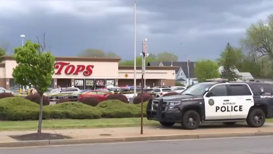 Ataque de atirador no estado de Nova York deixa ao menos dez mortos Polícia informou que um homem armado com um rifle efetuou disparos no estacionamento e dentro de supermercado e depois foi preso
