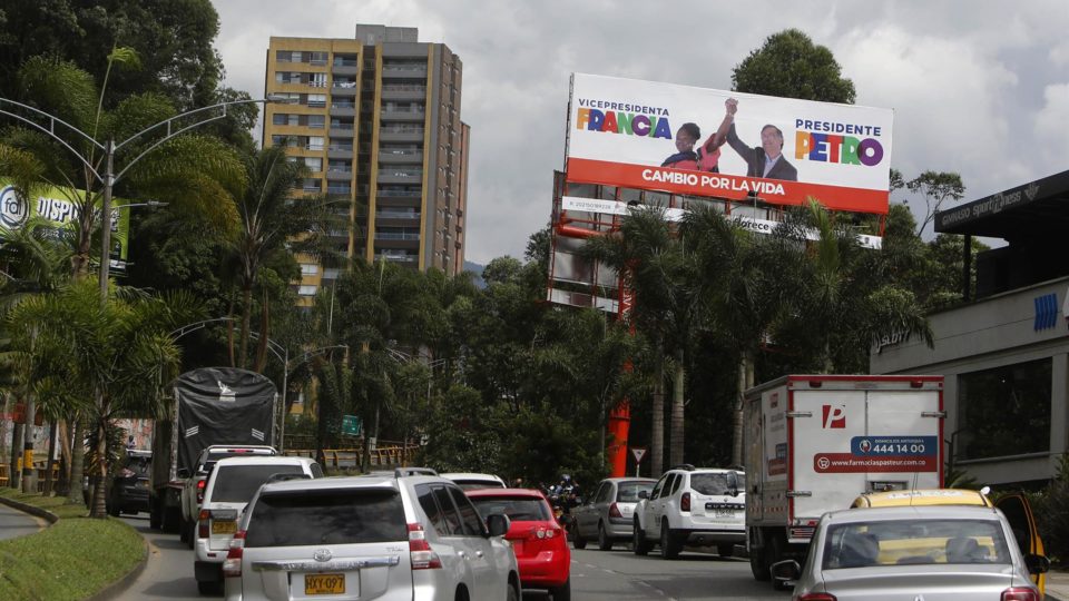 Eleição presidencial colombiana coloca Medellín no centro da disputa Propaganda de Gustavo Petro em Medellín: líder nas pesquisas perdeu na segunda maior cidade da Colômbia nas suas tentativas anteriores de chegar à presidência