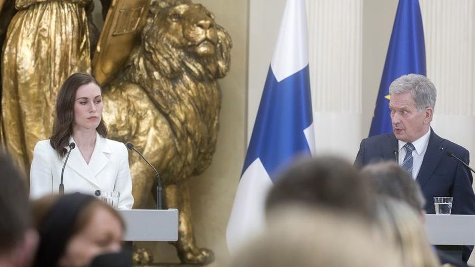 Finlândia confirma que vai solicitar adesão à Otan mesmo com ameaças de Putin Primeira-ministra Sanna Marin e o presidente Sauli Niinisto confirmaram que a Finlândia vai pedir a adesão à Otan.