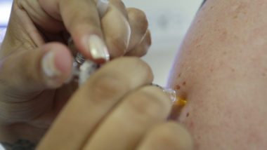 Curitiba amplia vacinação da gripe a agentes de segurança, educação e transporte coletivo Vacina