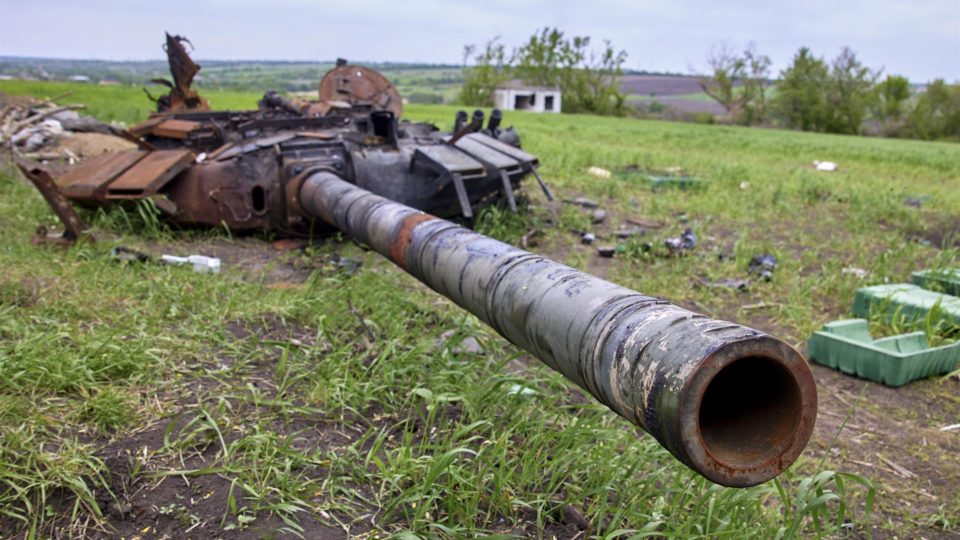 Reino Unido estima que Rússia perdeu um terço de sua força de combate enviada à Ucrânia tanque russo destruído