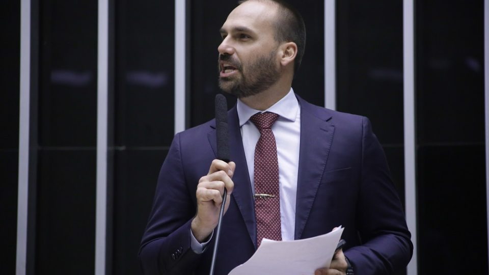 O deputado Eduardo Bolsonaro (PL-SP) disse que o treinamento online inclui cursos sobre atividade política, militância e debates públicos.