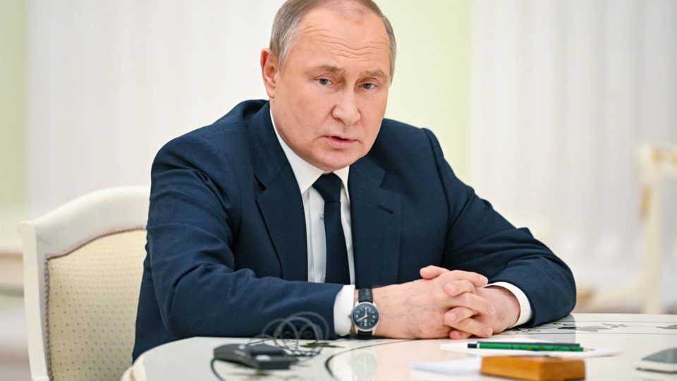 Fala de oligarca reforça suspeita de que Putin tem câncer terminal O presidente russo, Vladimir Putin, em um encontro em Moscou, em abril de 2022.