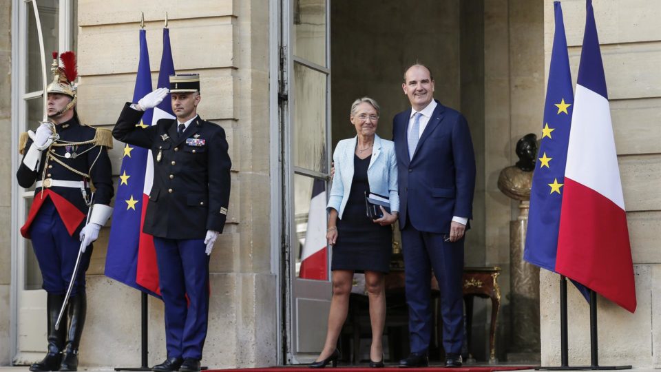Macron nomeia ministra socialista como nova premiê O ex-primeiro-ministro francês, Jean Castex, cumprimenta a recém-nomeada primeira-ministra, Elisabeth Borne, no pátio do Matignon Hotel, durante a cerimônia de entrega em Paris, França, 16 de maio de 2022
