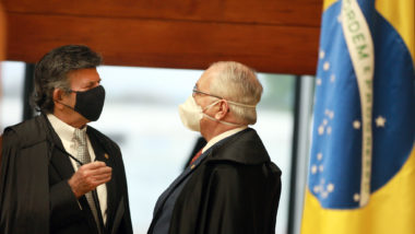 STF e TSE assinam termo de cooperação para defesa do processo eleitoral e da democracia Os ministros Luiz Fux, presidente do STF, e Edson Fachin, presidente do TSE, vão assinar um termo de cooperação entre os dois Tribunais para a realização de ações conjuntas com o objetivo de fortalecer a democracia e o processo eleitoral no país.
