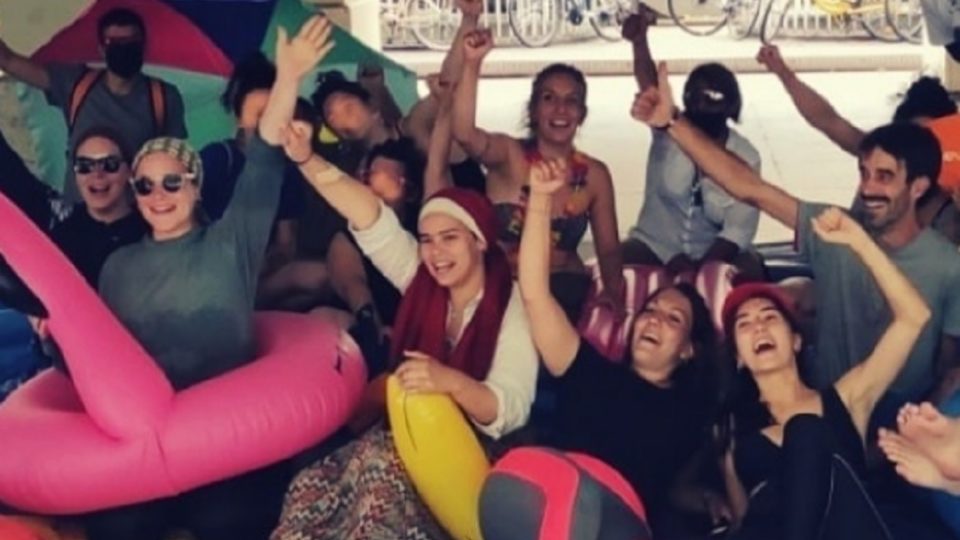 Cidade francesa libera espécie de burca na piscina (e também topless) Protesto pelo uso do burquíni na prefeitura de Grenoble, no ano passado