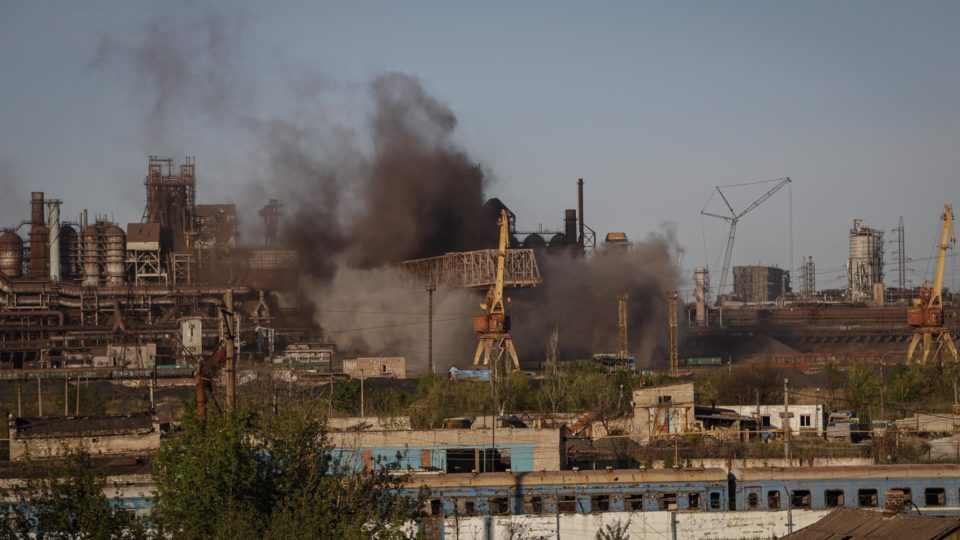 Ucrânia anuncia retirada de últimas tropas de siderúrgica e cede controle de Mariupol à Rússia Azovstal, onde civis e militares haviam se abrigado, era último foco de resistência na cidade portuária de Mariupol