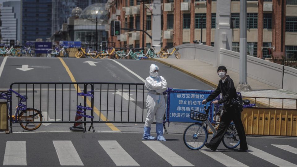 Por que a China insiste com o lockdown, mesmo com a população vacinada? Lockdown em Xangai: enfrentamento à pandemia foi “politizado” no país, e segunda dose entre idosos com mais de 80 anos ainda tem índices baixos