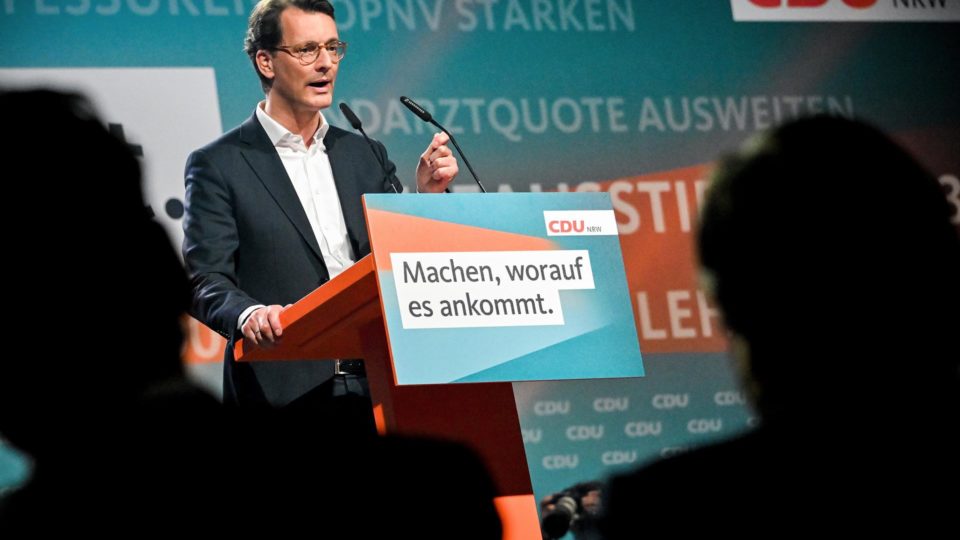O atual governador, Hendrik Wüst, da CDU, durante campanha, em abril de 2022.