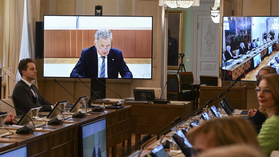 Parlamento finlandês aprova adesão à OTAN, e pedido será apresentado junto com a Suécia na quarta O presidente finlandês, Sauli Niinistö (na tela, em reunião de governo), afirmou que o pedido conjunto representa “uma mensagem forte” de que os países nórdicos “enfrentam o futuro juntos”
