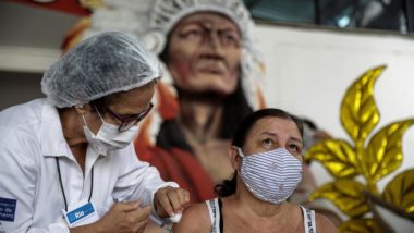 Butantan e Sinovac têm um ano para provar que Coronavac funciona bem Senhora recebe dose da Coronavac em abril de 2021 no Rio de Janeiro.
