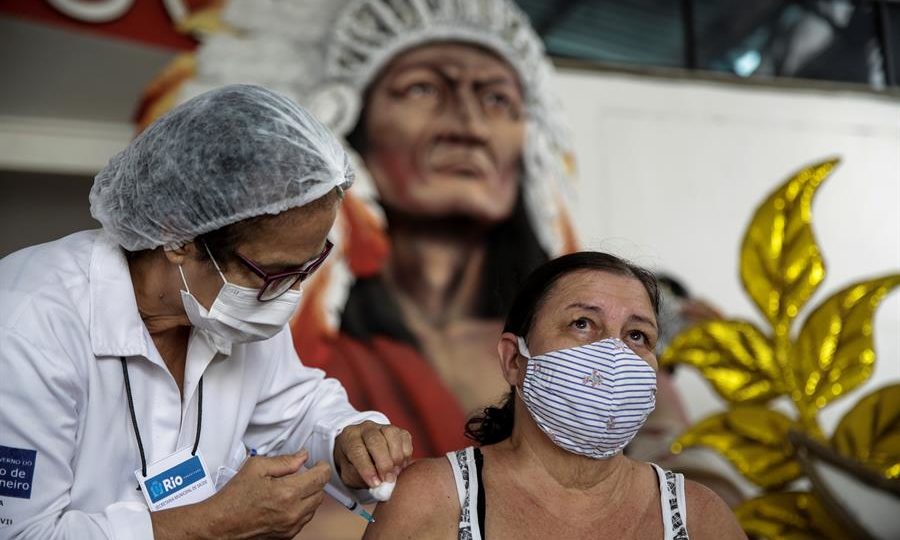 Butantan e Sinovac têm um ano para provar que Coronavac funciona bem Senhora recebe dose da Coronavac em abril de 2021 no Rio de Janeiro.